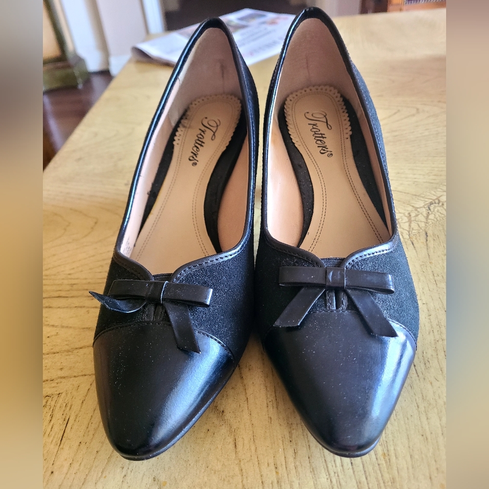 Trotters Women's Black Bow Loafers